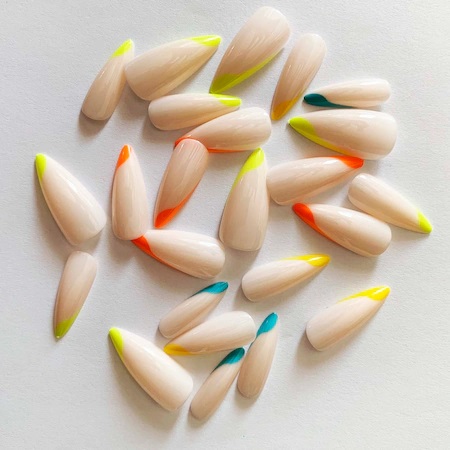Set 24 unghii false autoadezive stiletto French Neon