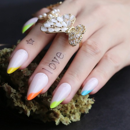 Set 24 unghii false autoadezive stiletto French Neon