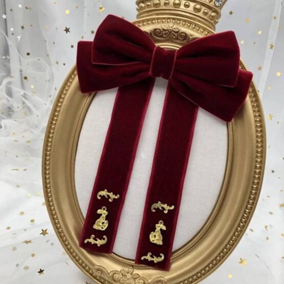 Brosa funda supradimensionata din catifea cu aplicatii aurii Burgundy1 Brosa funda supradimensionata din catifea cu aplicatii aurii Burgundy