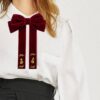 Brosa funda supradimensionata din catifea cu aplicatii aurii Burgundy2 Brosa funda supradimensionata din catifea cu aplicatii aurii Burgundy