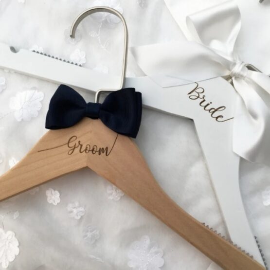 Set 2 umerase personalizate Bride & Groom Alb/Maro Set 2 umerase personalizate Bride & Groom Alb/Maro