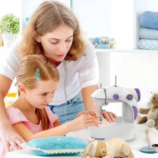 Mini-masina de cusut, 2 viteze, 6 bobine, Alb / Mov