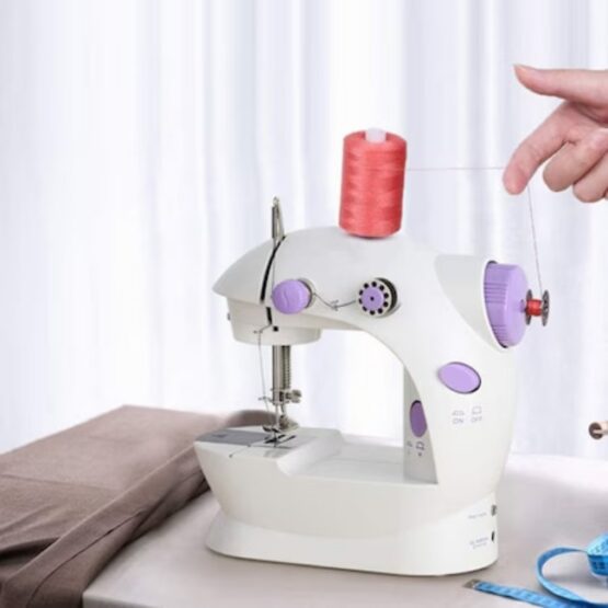Mini-masina de cusut, 2 viteze, 6 bobine, Alb / Mov