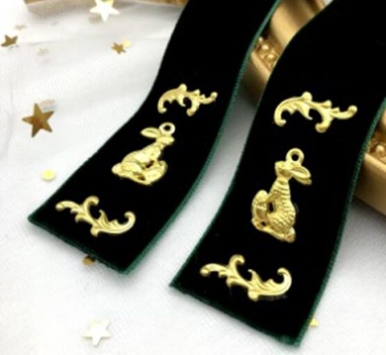Funda pentru camasa, inchidere tip brosa, din catifea, aplicatii aurii, Golden / Verde - KESNUP Funda pentru camasa, inchidere tip brosa, din catifea, aplicatii aurii, Golden / Verde - KESNUP