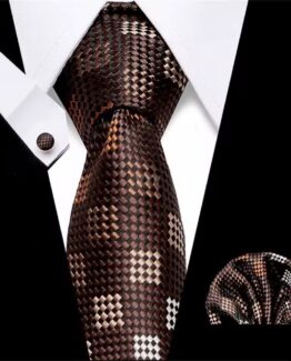 Set elegant cravata, batista si 2 butoni, model cu patratele Maro / Bej Set elegant cravata, batista si 2 butoni, model cu patratele Maro / Bej