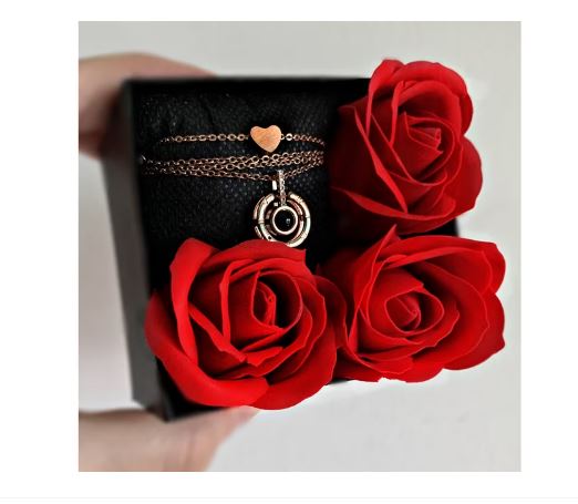 Set format din cutie cu 3 trandafiri din sapun, lantisor si bratara, Rose Set format din cutie cu 3 trandafiri din sapun, lantisor si bratara, Rose