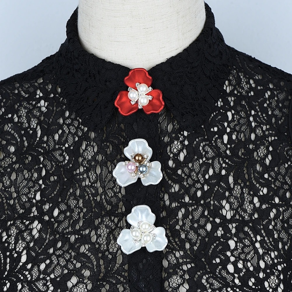 Set 2 brose decorative pentru nasturi KESNUP, de purtat la camasa, bluza, rochie, sacou, tip butoni eleganti model floare cu cristale si perle, 3.8 x 1.8 cm, din aliaj si plastic, Multicolor