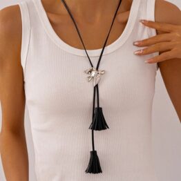 Colier statement KESNUP tip cravata bolo cu pandantiv în formă de porumbel și ciucurasi negri, design lung și modern, accesoriu elegant pentru ținute casual sau de seară, aliaj metalic si piele ecologica, Silver