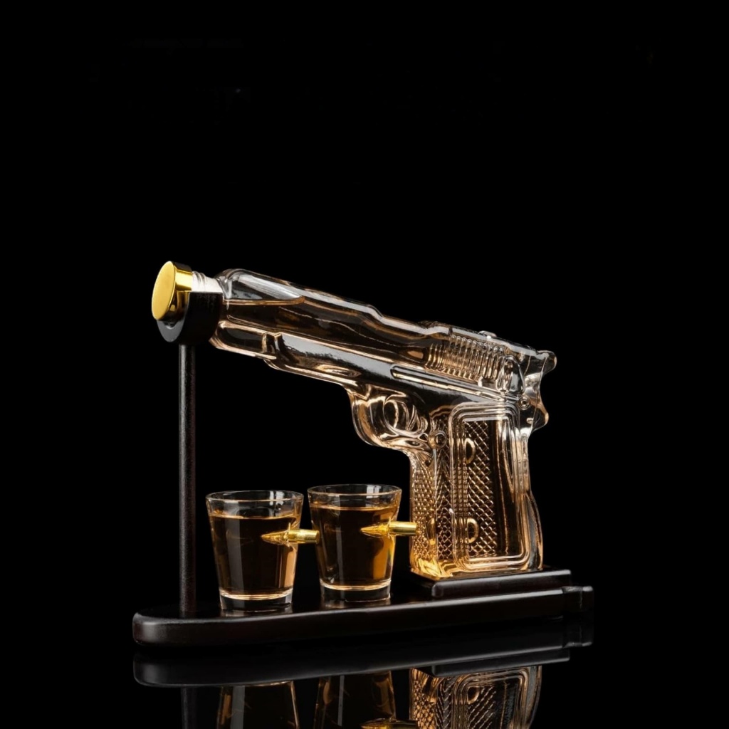 Set decantor whiskey in forma de pistol cu 2 pahare incluse KESNUP, capacitate decantor 230 ml, pahar 50 ml, cu suport din lemn, dimensiune 23.5 x 16.5 cm, ideal pentru coniac, scotch, bourbon, vin, material sticla, Transparent