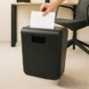 Distrugator de documente cu capacitate de taiere 6 coli tip A4 KESNUP, taiere in banda tip strip-cut, protectie supraincalzire, capacitate cos 10L, dimensiuni 30.5 x 15.5 x 31.5 cm, Negru