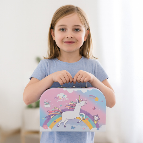 Set jucarie educativa 48 de piese pentru petrecerea de ceai KESNUP, ideal pentru copii 3+ ani, include ceainic, cesti, farfurii, tacamuri, bomboane, gogosi, macarons, fursecuri, geanta de protectie si transport cu unicorn, Multicolor