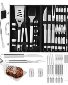 Set 26 ustensile pentru gratar KESNUP, accesorii pentru grill din otel inoxidabil premium, include perii, clesti, cutite, spatula, frigarui, suporti porumb, furculite, solnite, geanta transport din aluminiu captusita, dimensiuni 43 x 27 x 8 cm, Argintiu