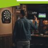 Tinta darts electronica cu sageti si 4 afisaje LED KESNUP, pentru 1-16 jucatori, 6 sageti cu tije aluminiu, 24 varfuri rezerva, control volum pe 8 niveluri, 27 moduri de joc (243 combinatii), dimensiune 51.5 x 43 cm, alimentare curent sau baterii, Negru