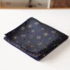 Batista de buzunar pentru sacou costum barbati, model geometric cu patratele si cerculete, Bej / Bleumarin 2 Batista de buzunar pentru sacou costum barbati, model geometric cu patratele si cerculete, Bej / Bleumarin