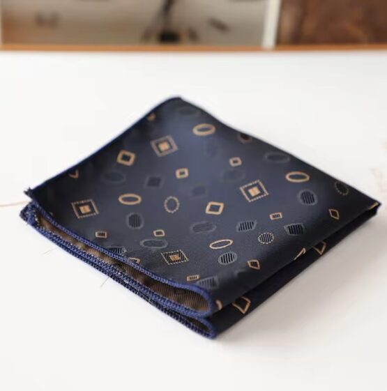 Batista de buzunar pentru sacou costum barbati, model geometric cu patratele si cerculete, Bej / Bleumarin 2 Batista de buzunar pentru sacou costum barbati, model geometric cu patratele si cerculete, Bej / Bleumarin