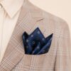 Batista de buzunar pentru sacou costum barbati, model geometric cu patratele si cerculete, Bej / Bleumarin 3 Batista de buzunar pentru sacou costum barbati, model geometric cu patratele si cerculete, Bej / Bleumarin