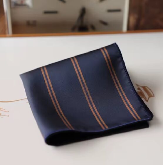 Batista de buzunar pentru sacou costum barbati, model dungi duble, Maro / Bleumarin Batista de buzunar pentru sacou costum barbati, model dungi duble, Maro / Bleumarin