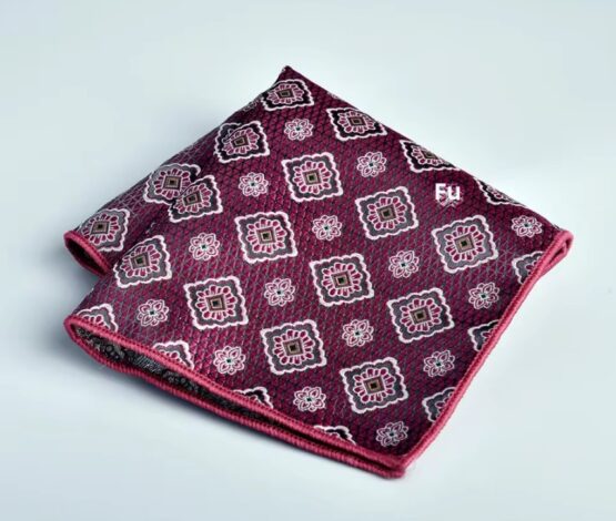 Batista de buzunar pentru sacou costum barbati, model carouri decorative stil baroc, Alb / Zmeuriu 2 Batista de buzunar pentru sacou costum barbati, model carouri decorative stil baroc, Alb / Zmeuriu